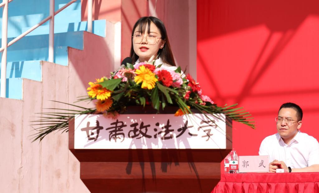 黄土高原余晖下的甘肃舞台奇观